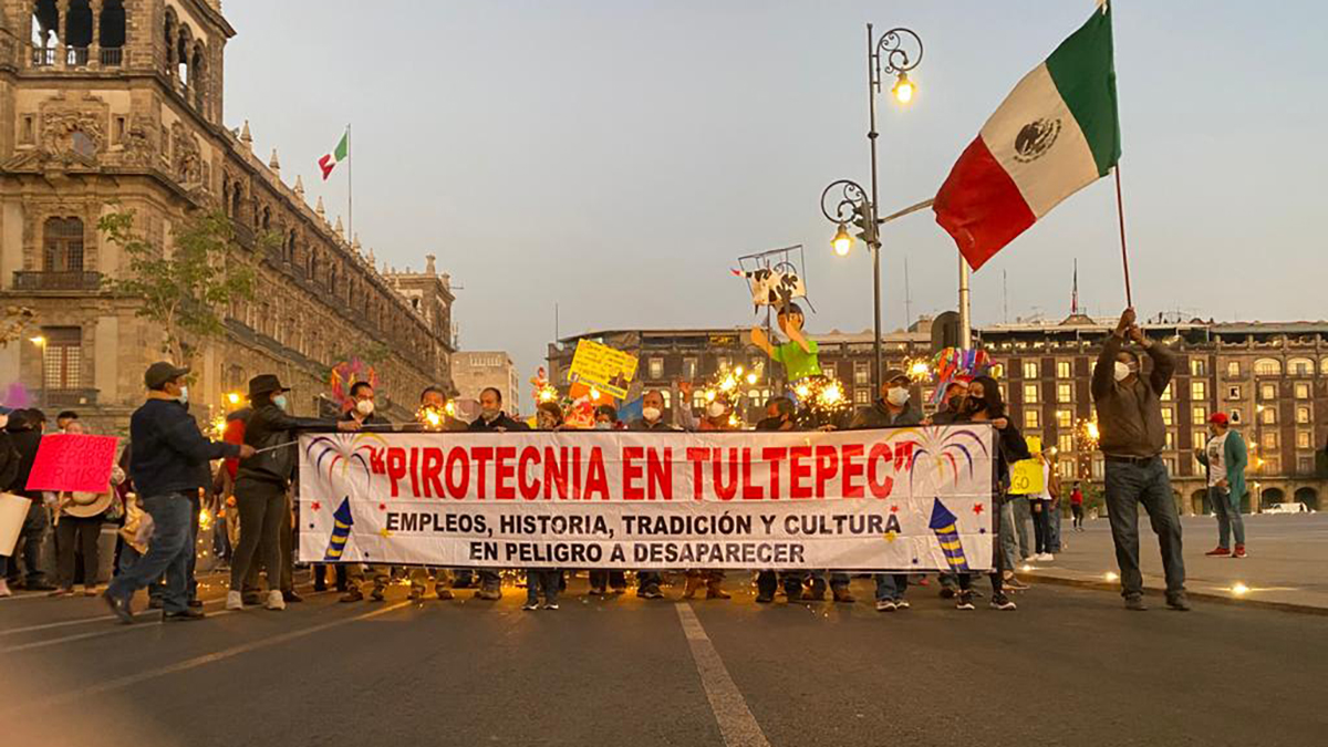 #Video Artesanos de Tultepec lanzan cohetones afuera de Palacio Nacional
