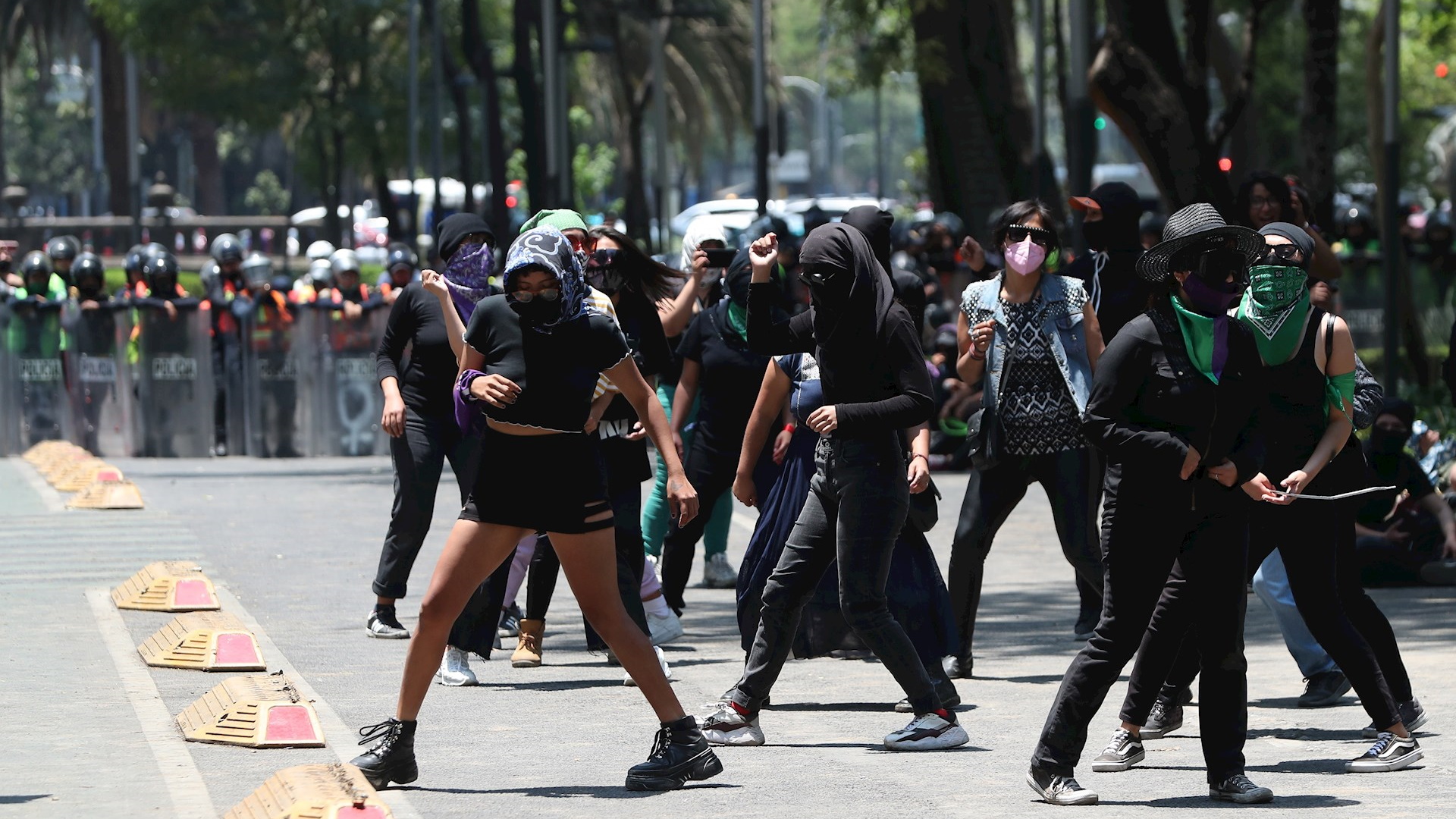 Manifestantes marchan por la zona Centro de la Ciudad de México