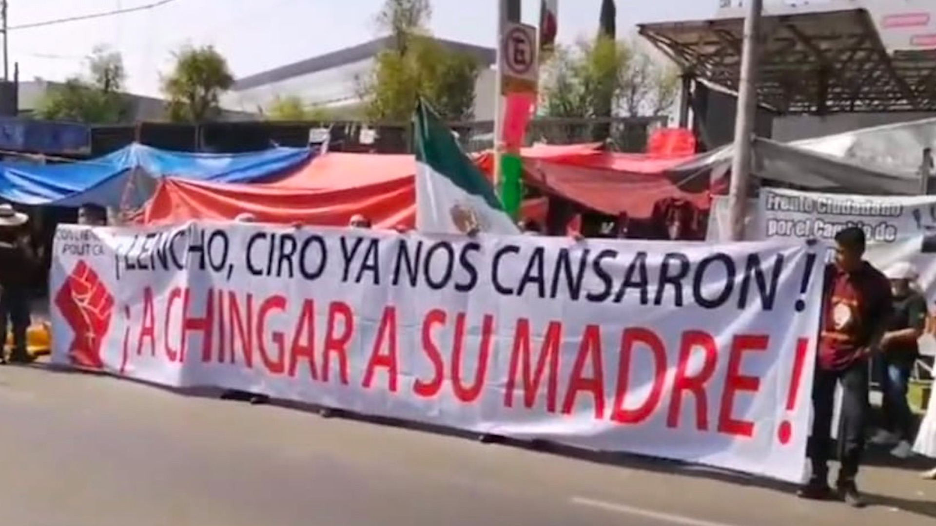 Protestan integrantes del Frente Nacional Obradorista ante el INE