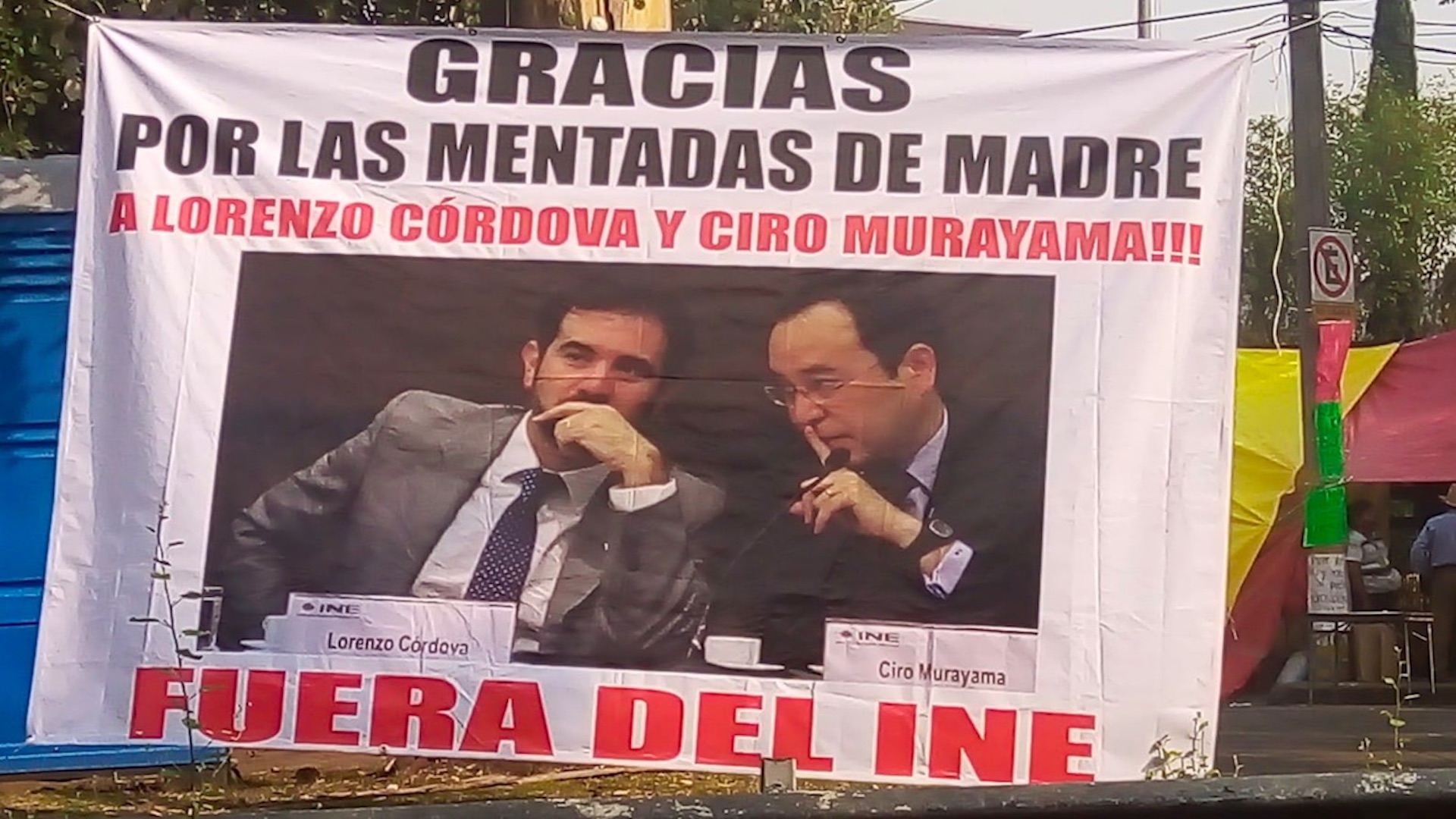 Protestan integrantes del Frente Nacional Obradorista ante el INE - protesta-ine1