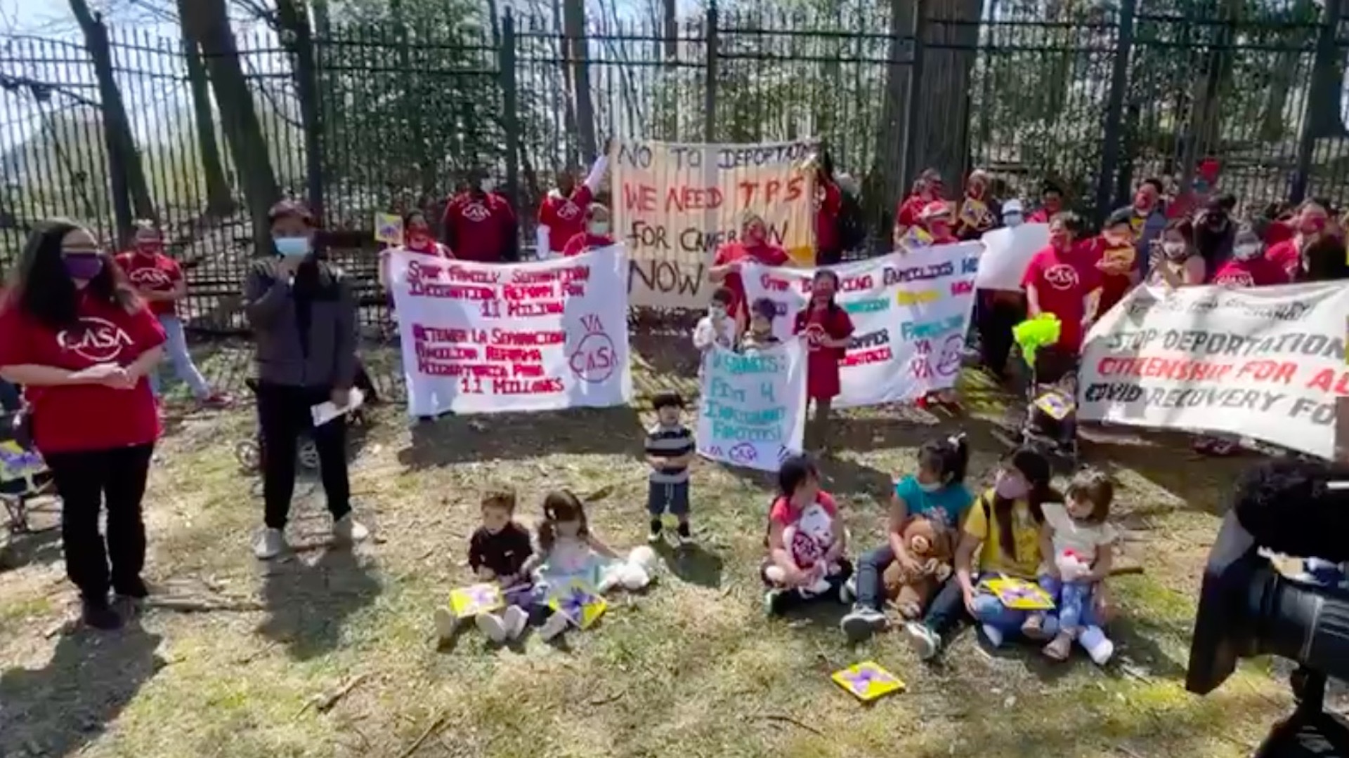 Migrantes protestan en las inmediaciones de la residencia de Kamala Harris para exigir que se regularice su situación