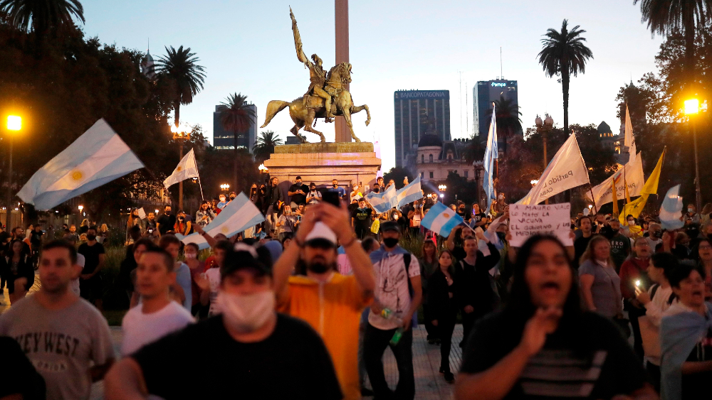 Protestan en Buenos Aires contra medidas por segunda ola de COVID-19