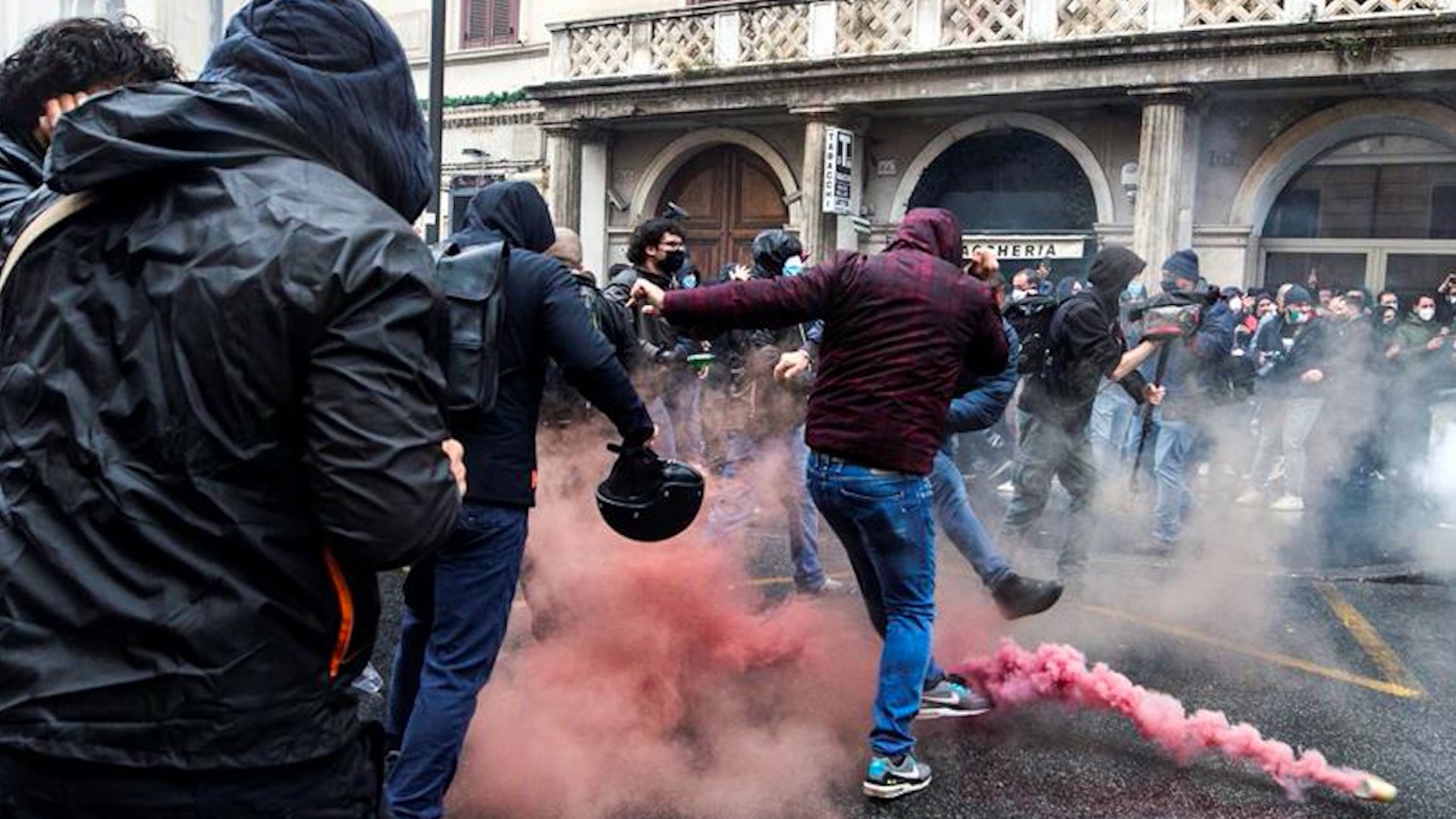 Tensa manifestación en Roma contra los cierres por COVID-19