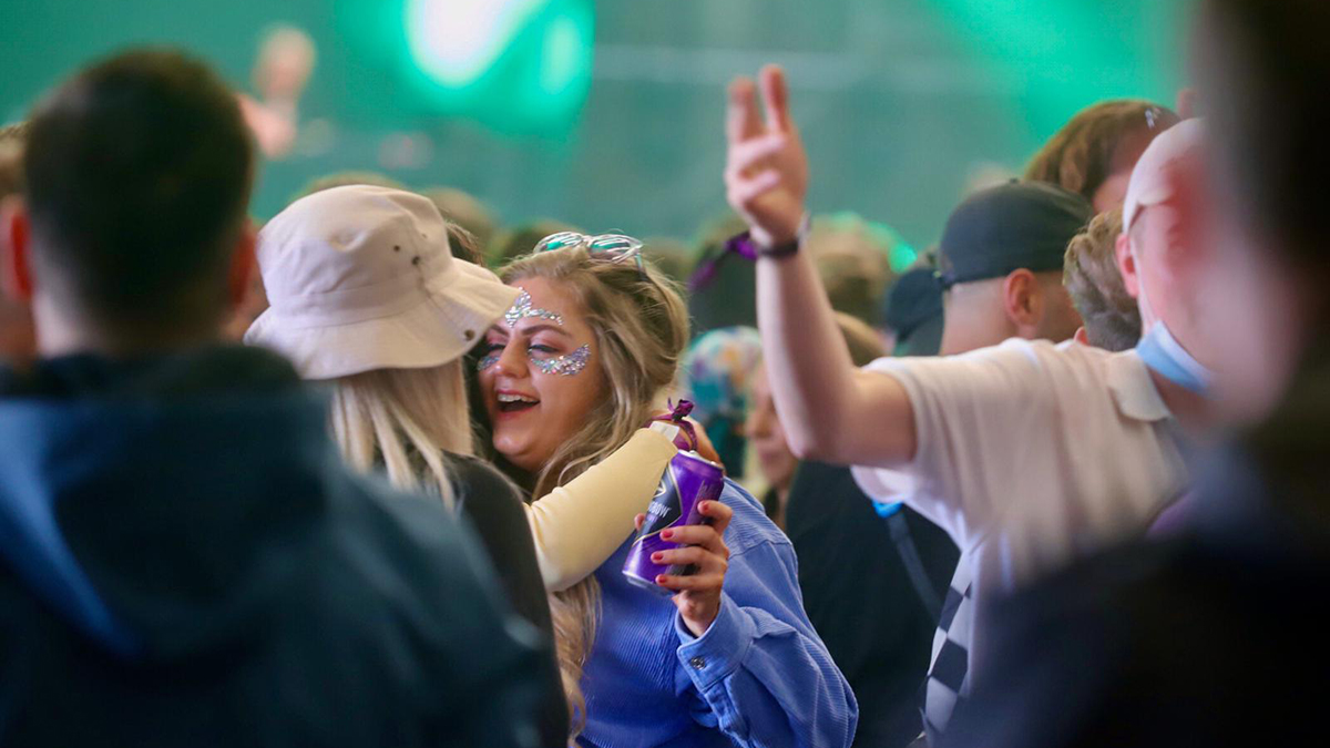 Abarrotan discoteca en Reino Unido durante prueba piloto para reapertura de bares