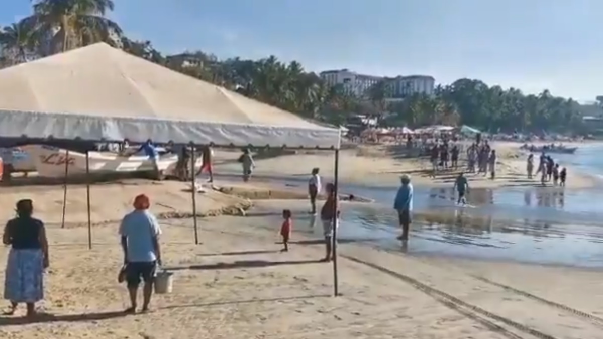 Turistas olvidan las medidas sanitarias en Puerto Escondido durante Semana Santa
