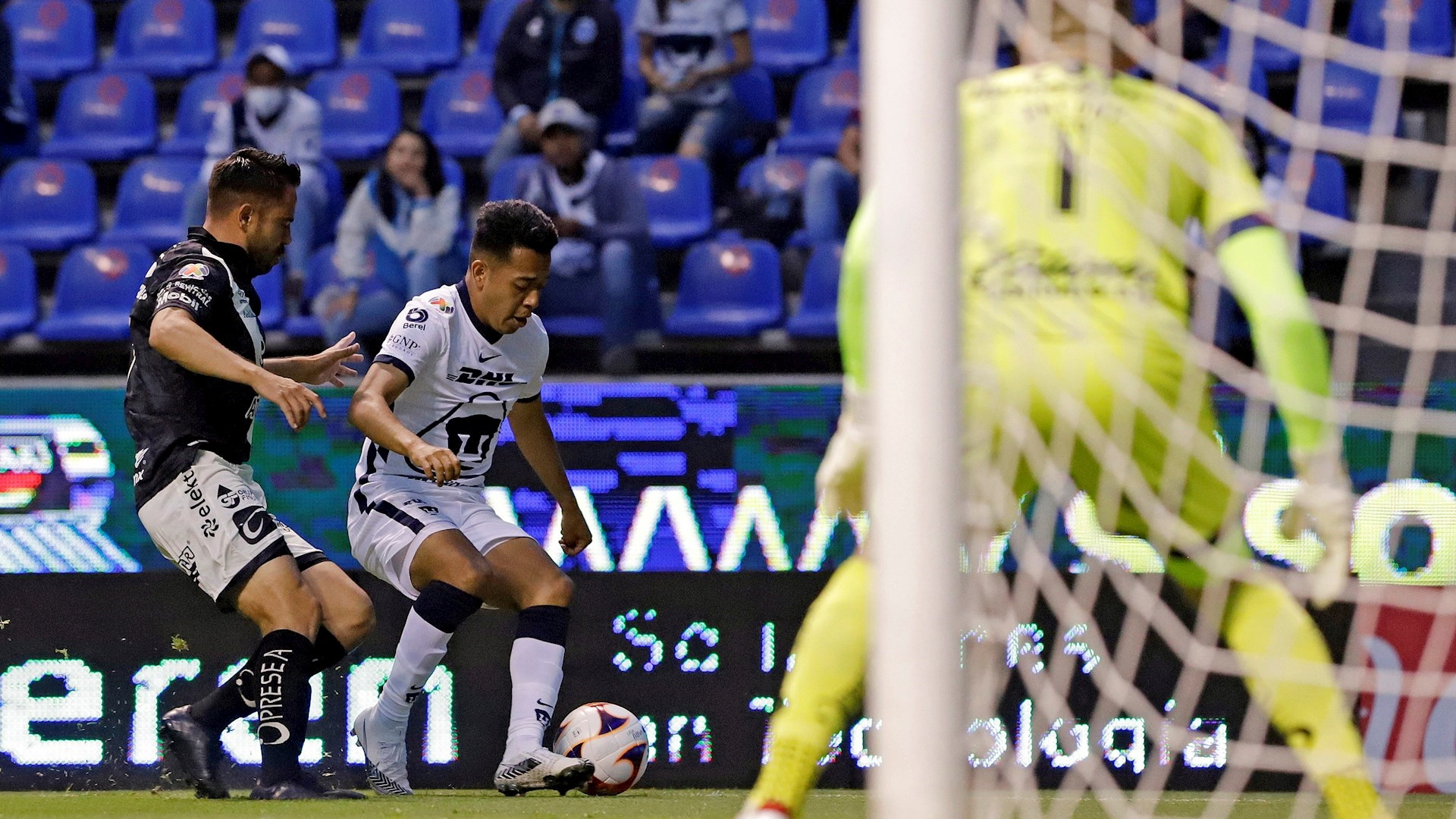 Violencia opaca partido entre Pumas y Puebla