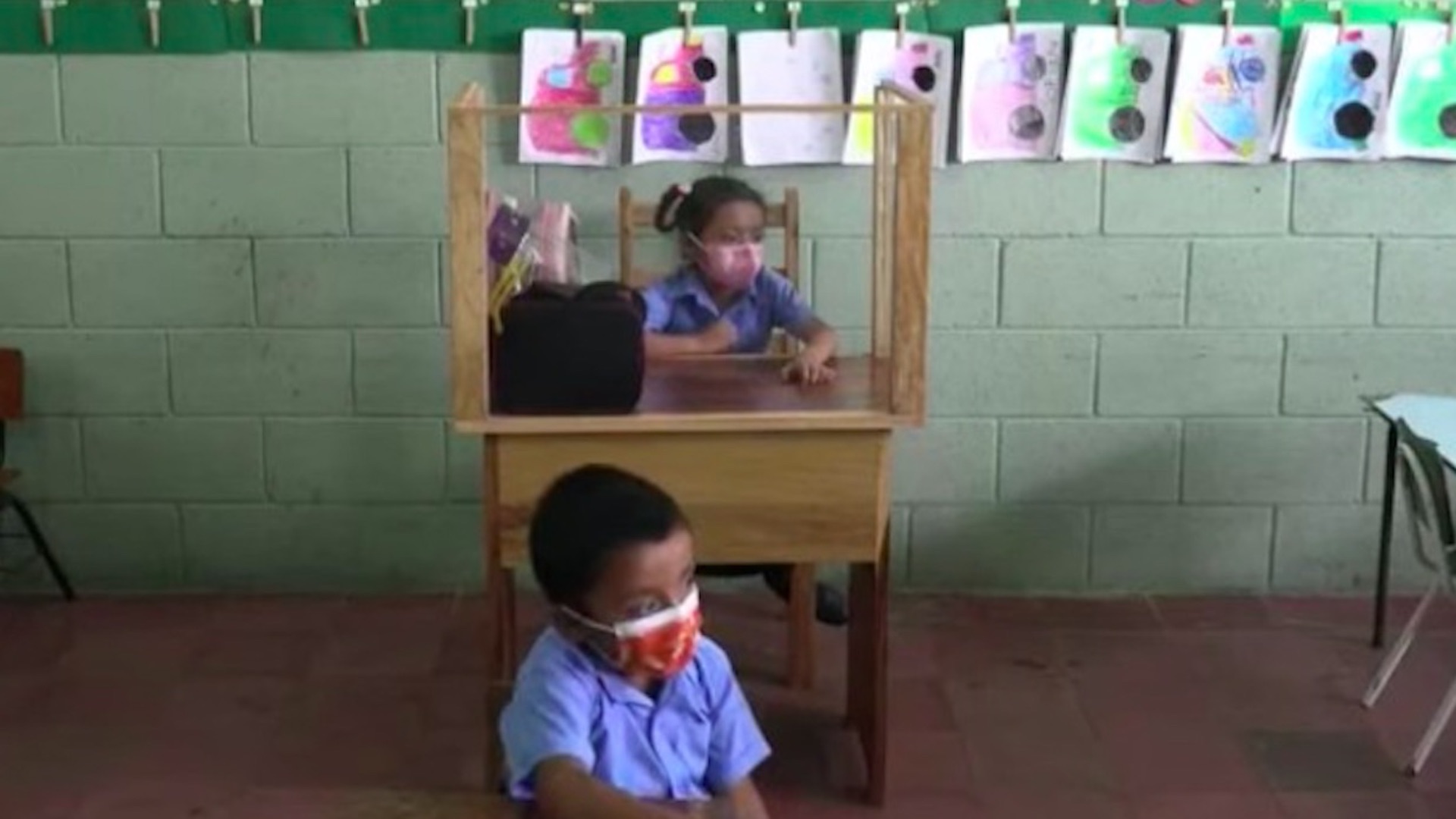 Un singular pupitre para protegerse del COVID-19 Un singular pupitre para protegerse del COVID-19