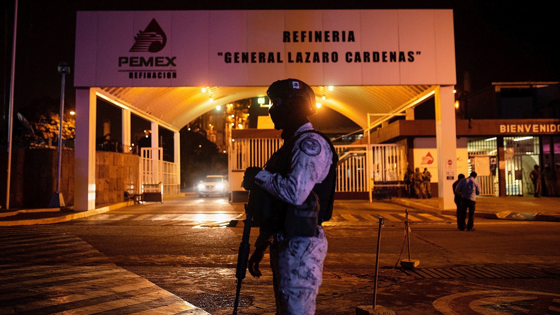 Aumenta a tres el número de muertos por incendio en la refinería de Pemex en Minatitlán