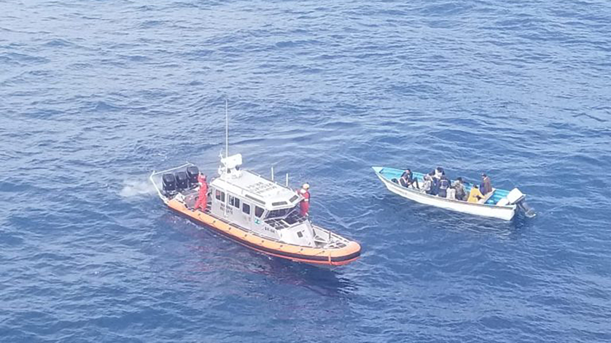 Semar rescata a 13 personas a la deriva en aguas de Baja California Semar rescata a 13 personas a la deriva en aguas de Baja California