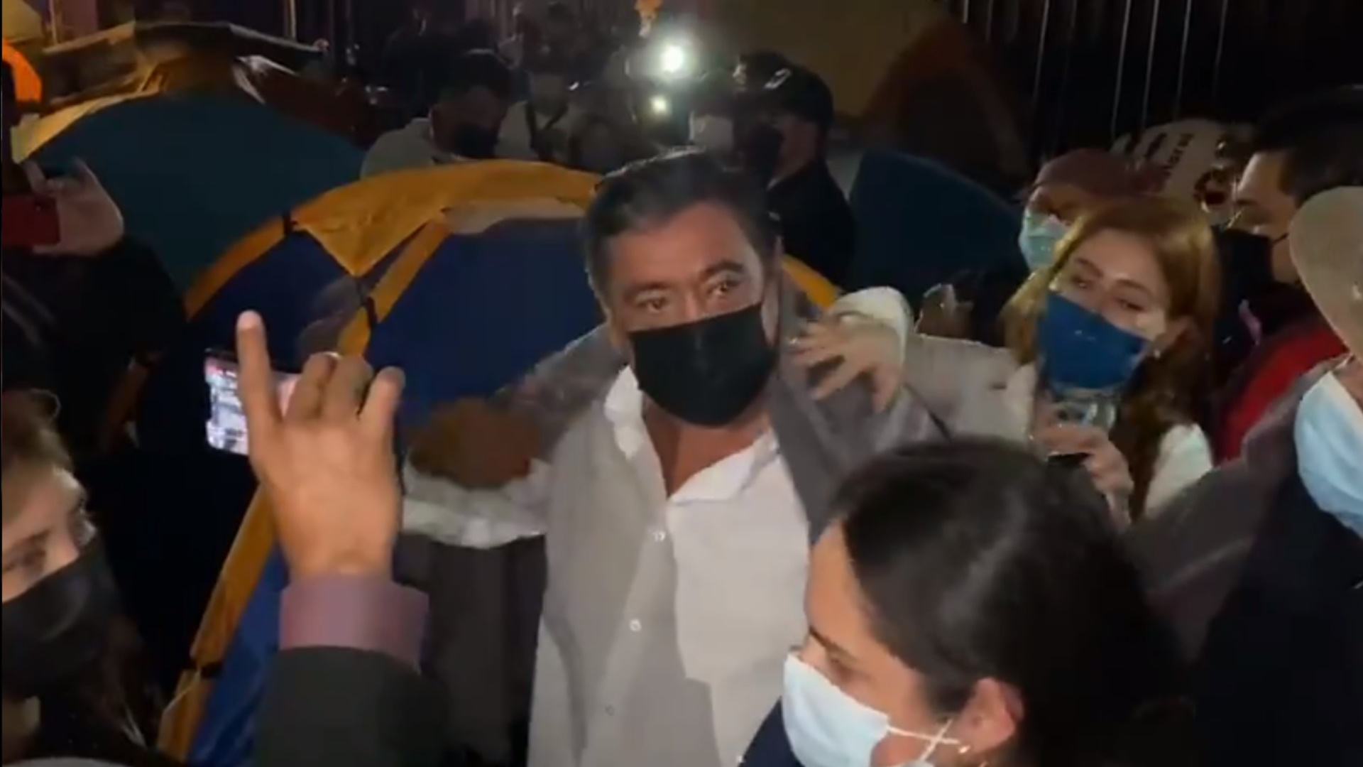 Félix Salgado Macedonio protesta afuera de instalaciones del INE