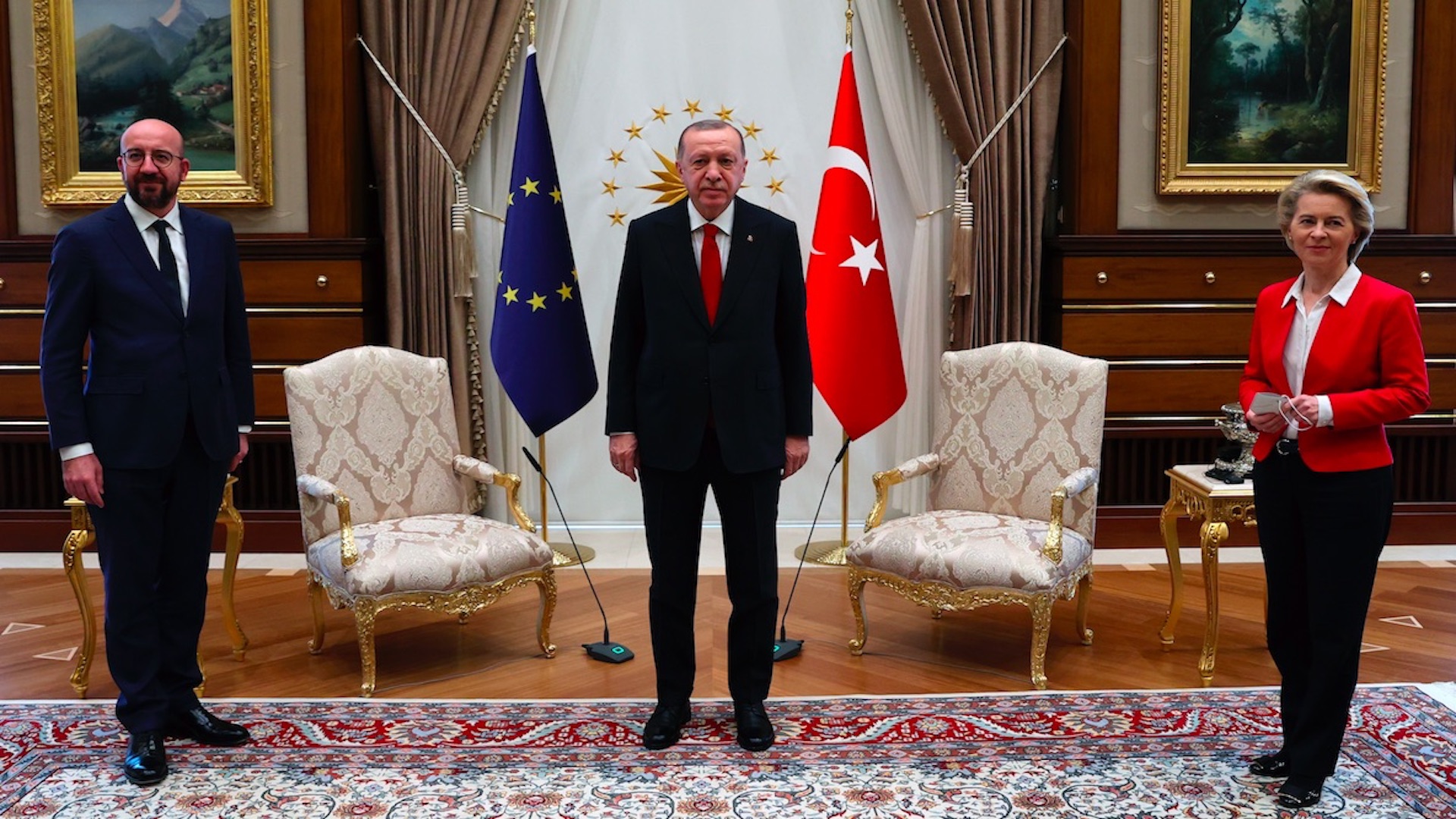 Presidenta de la Comisión Europa se queda sin silla durante encuentro con presidente turco