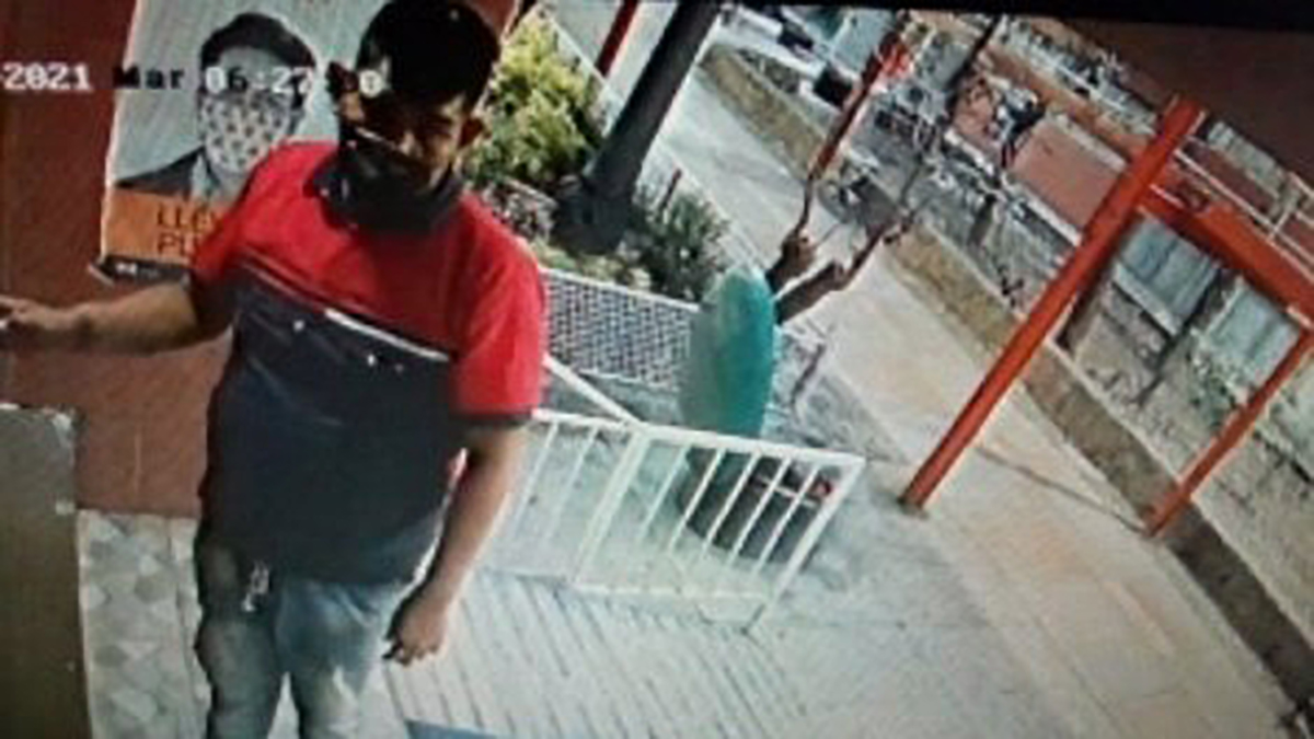 #Video Sujeto golpea con piedra a vecina de Tlatelolco para robarle el celular