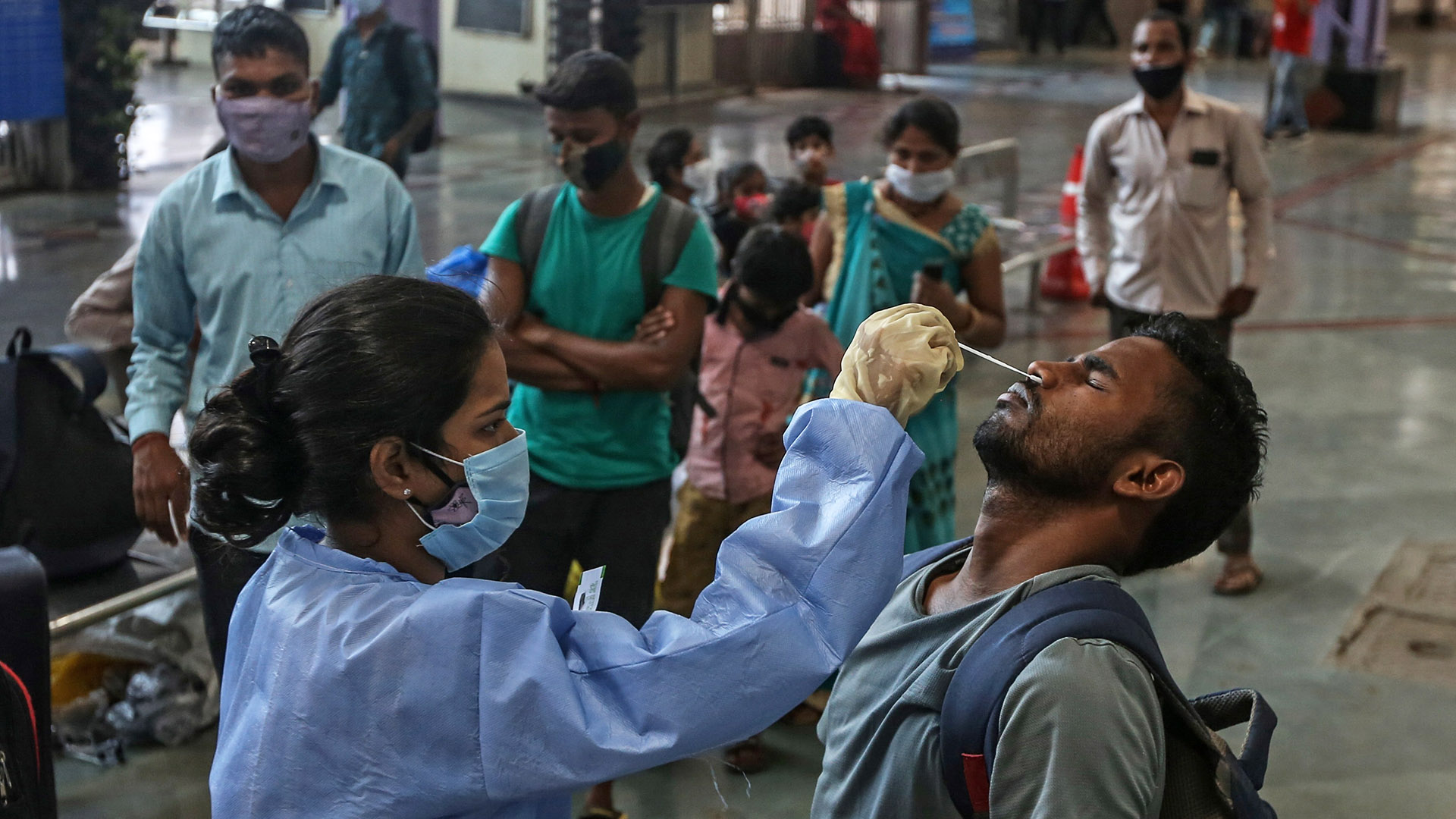 India registra 217 mil nuevos casos, cifra récord desde el inicio de la pandemia