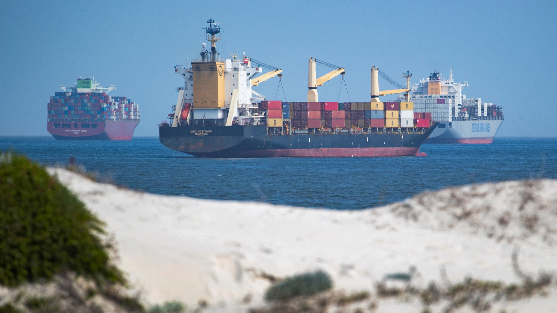 Atasco en Canal de Suez afecta aún a 119 barcos tras una semana desbloqueado