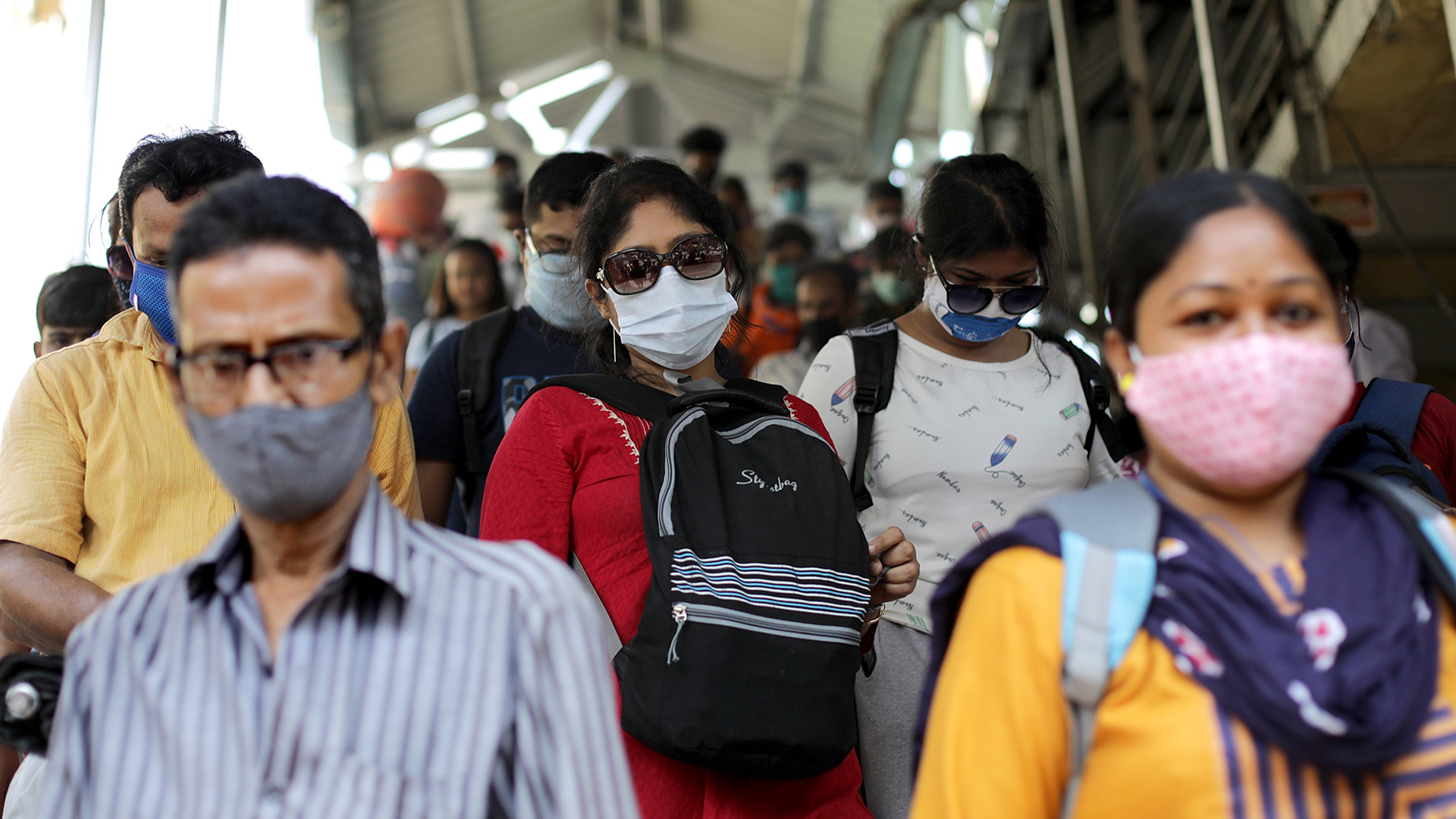 India registra récord de más de 100 mil nuevos casos de COVID-19 - transeuntes-en-india-durante-pandemia-de-covid-19