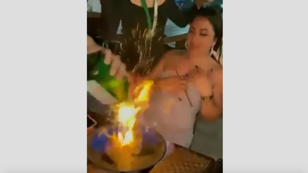 #Video Mesero quema a turista en un bar de Cancún