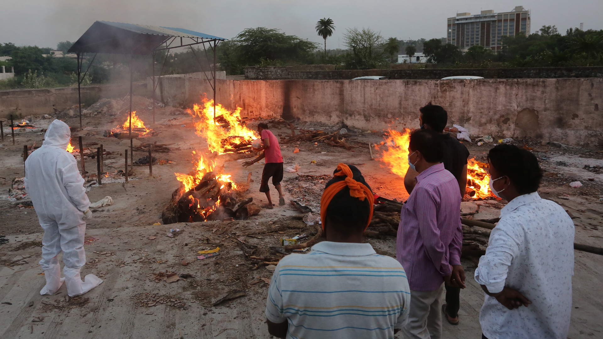 India registra 217 mil nuevos casos, cifra récord desde el inicio de la pandemia - ultimo-adios-a-victimas-de-covid-19-en-india