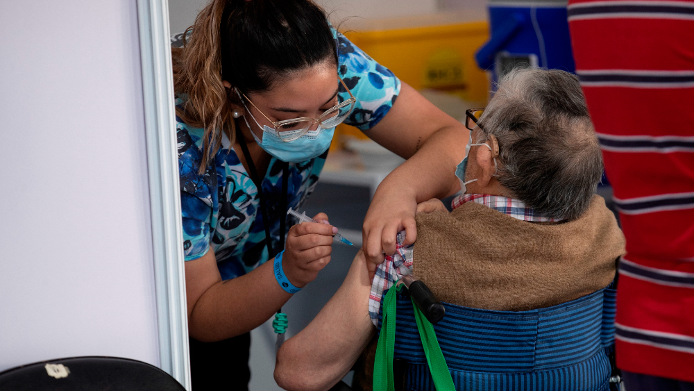 Chile vacuna al 50 % de población con una dosis; casos siguen al alza Chile vacuna al 50 % de población con una dosis; casos siguen al alza