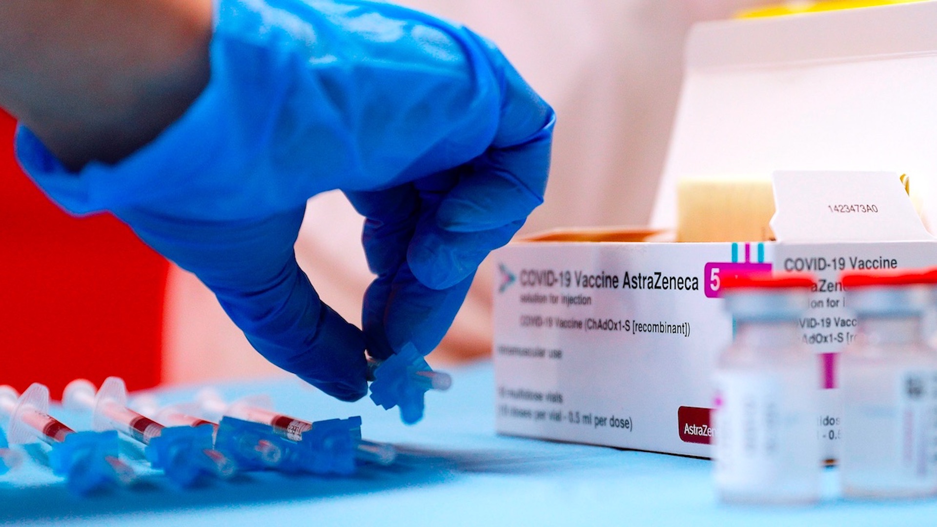 Beneficios de vacuna de AstraZeneca superan ampliamente a riesgos, asegura la empresa