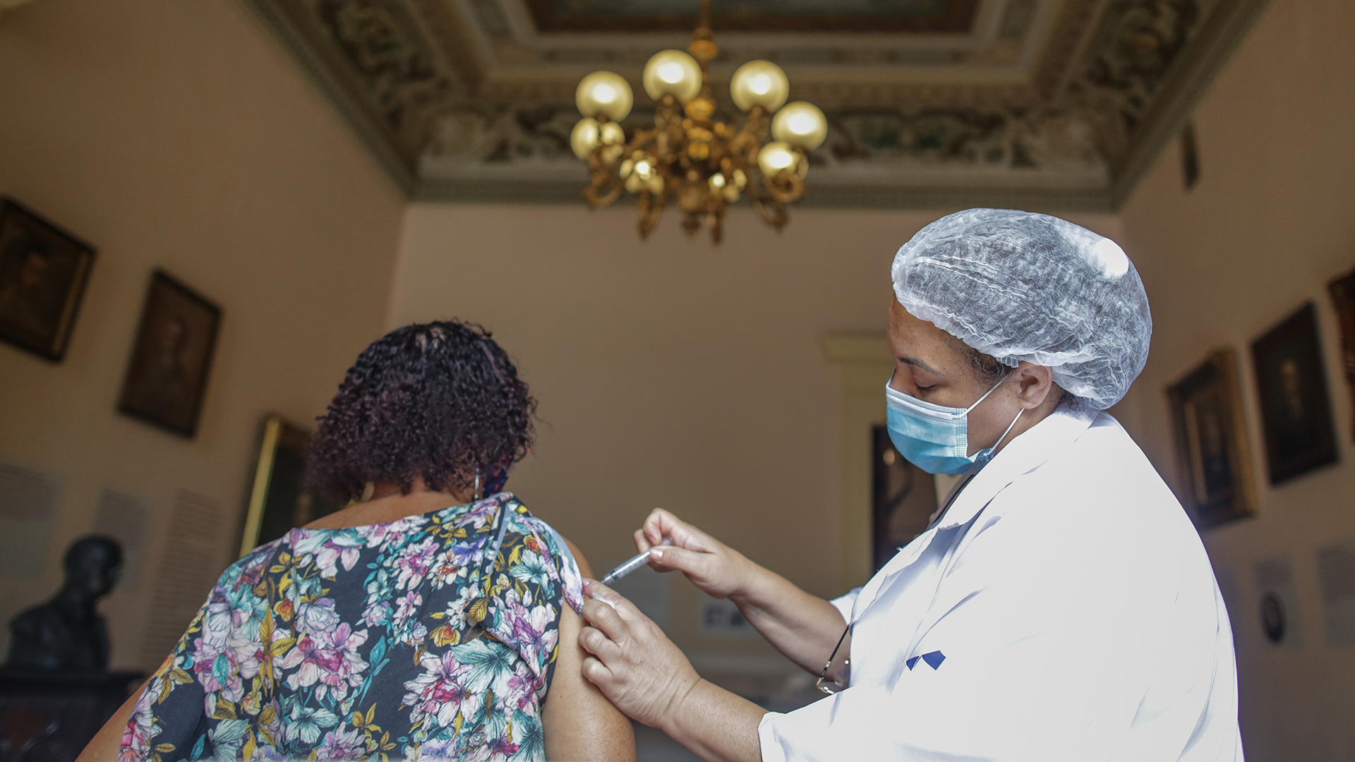 Vacunan por error en Brasil a 46 personas contra COVID-19 en lugar de la gripe