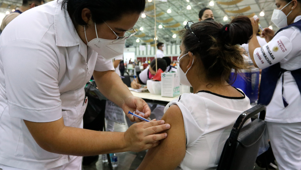 Banca ve “alentadora” la vacunación y reapertura de escuelas en México