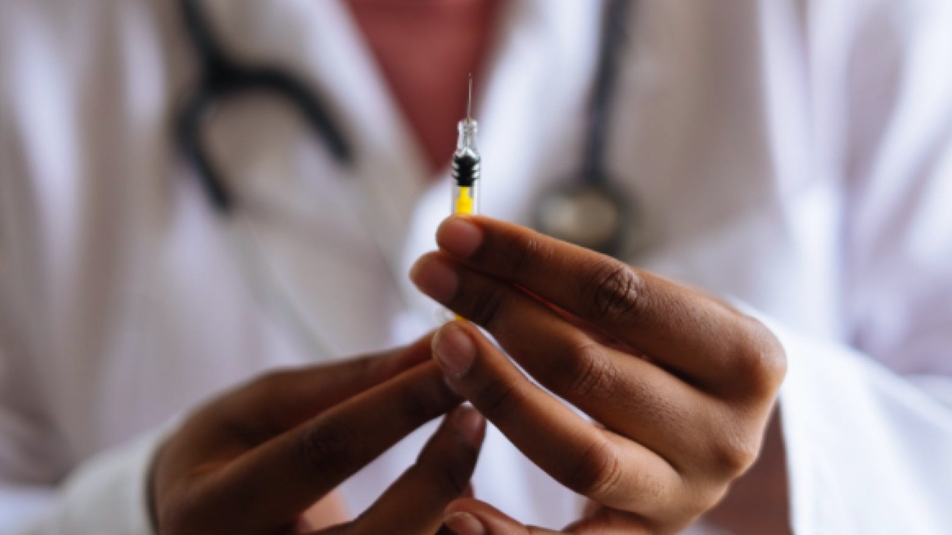 Pacientes que hayan tenido COVID-19 deben esperar un mes para vacunarse, señala López-Gatell