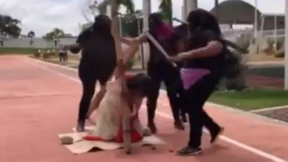 Viacrucis en Tabasco utiliza mujeres encapuchadas para golpear a Jesús