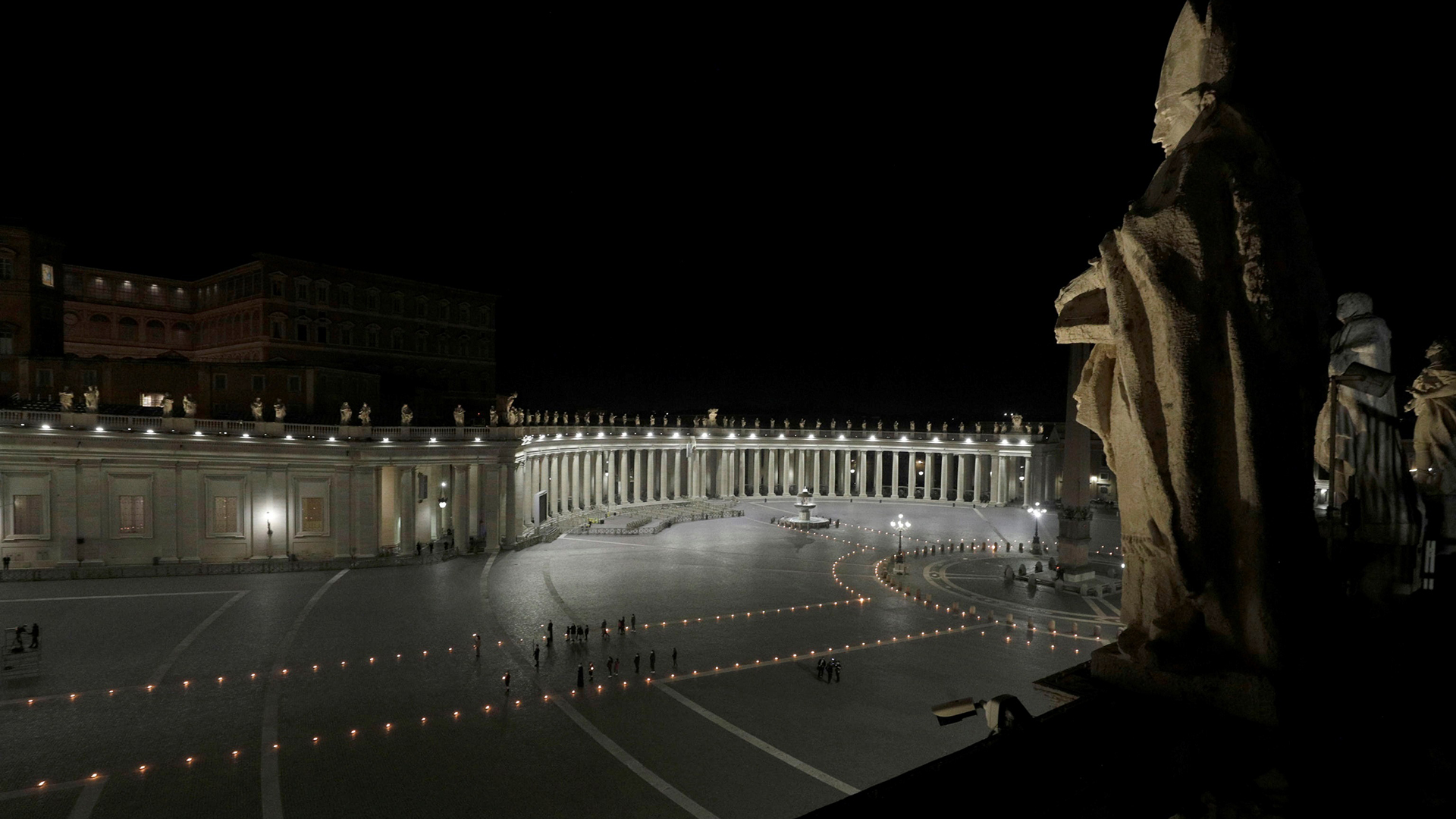 Francisco preside el 'viacrucis de los niños' en la Plaza de San Pedro - vista-de-la-plaza-de-san-pedro-durante-el-viernes-santo