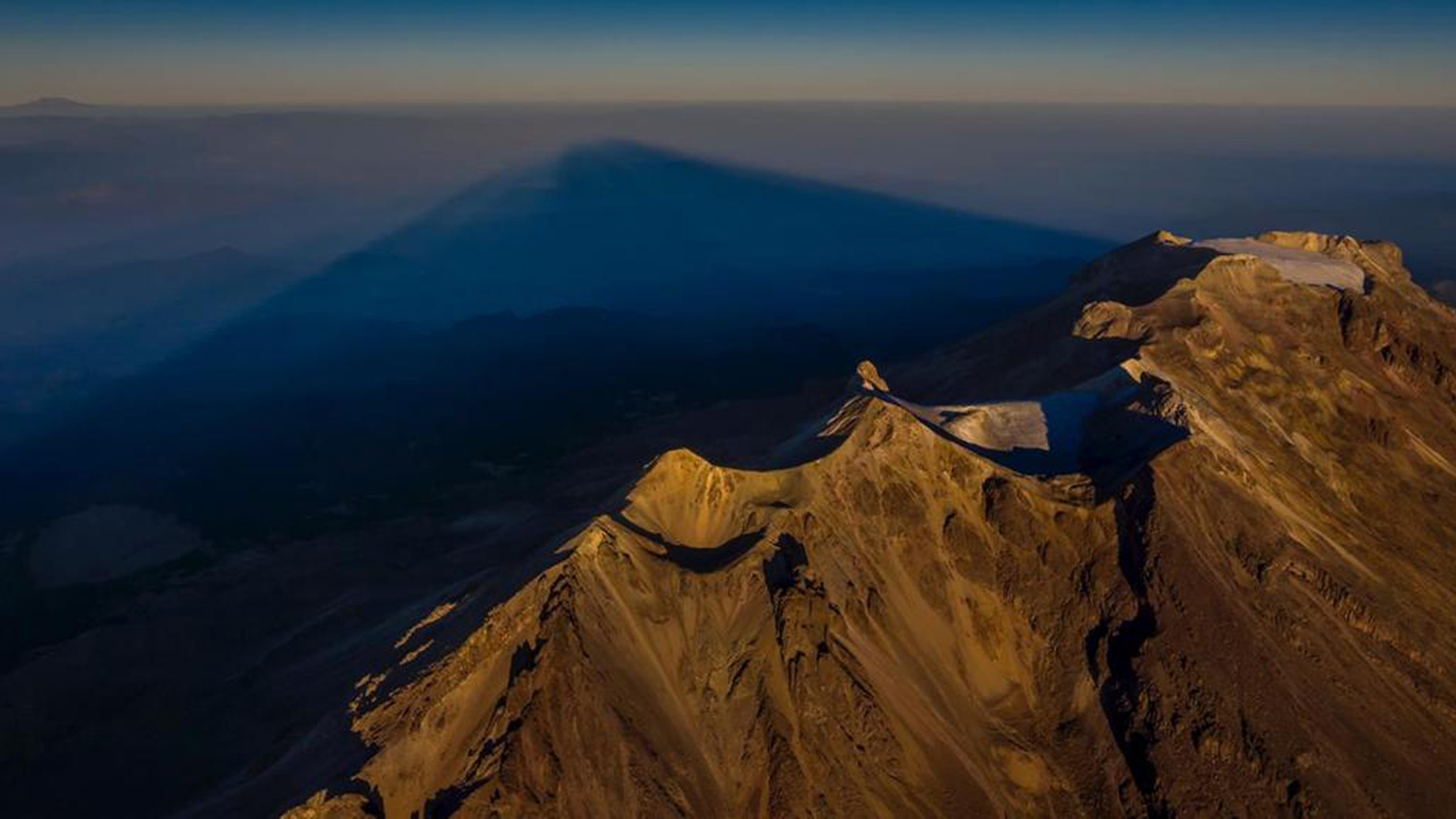 Declaran extinto el glaciar Ayoloco ubicado en el volcán Iztaccíhuatl - volcan-iztaccihuatl-con-vista-del-popocatepetl-detras