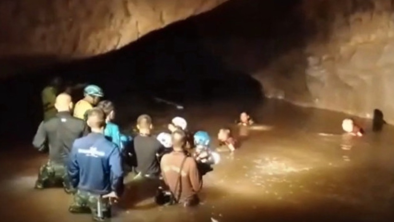 Rescatan a un monje tailandés que quedó atrapado en una cueva inundada