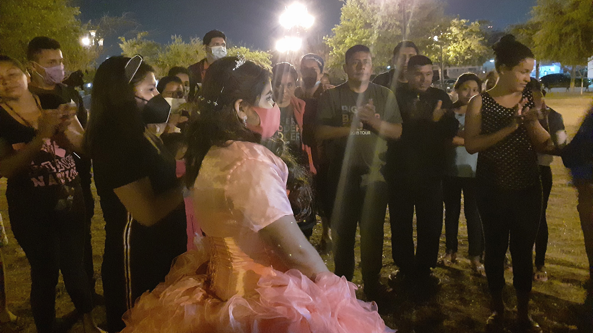 Adolescente comparte con migrantes banquete de sus XV años en Reynosa