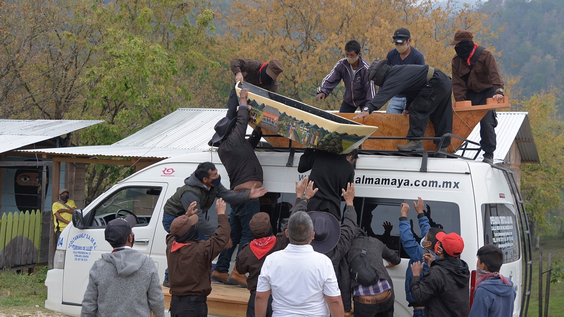 Zapatistas inician viaje a Europa para defender sus derechos y autonomía
