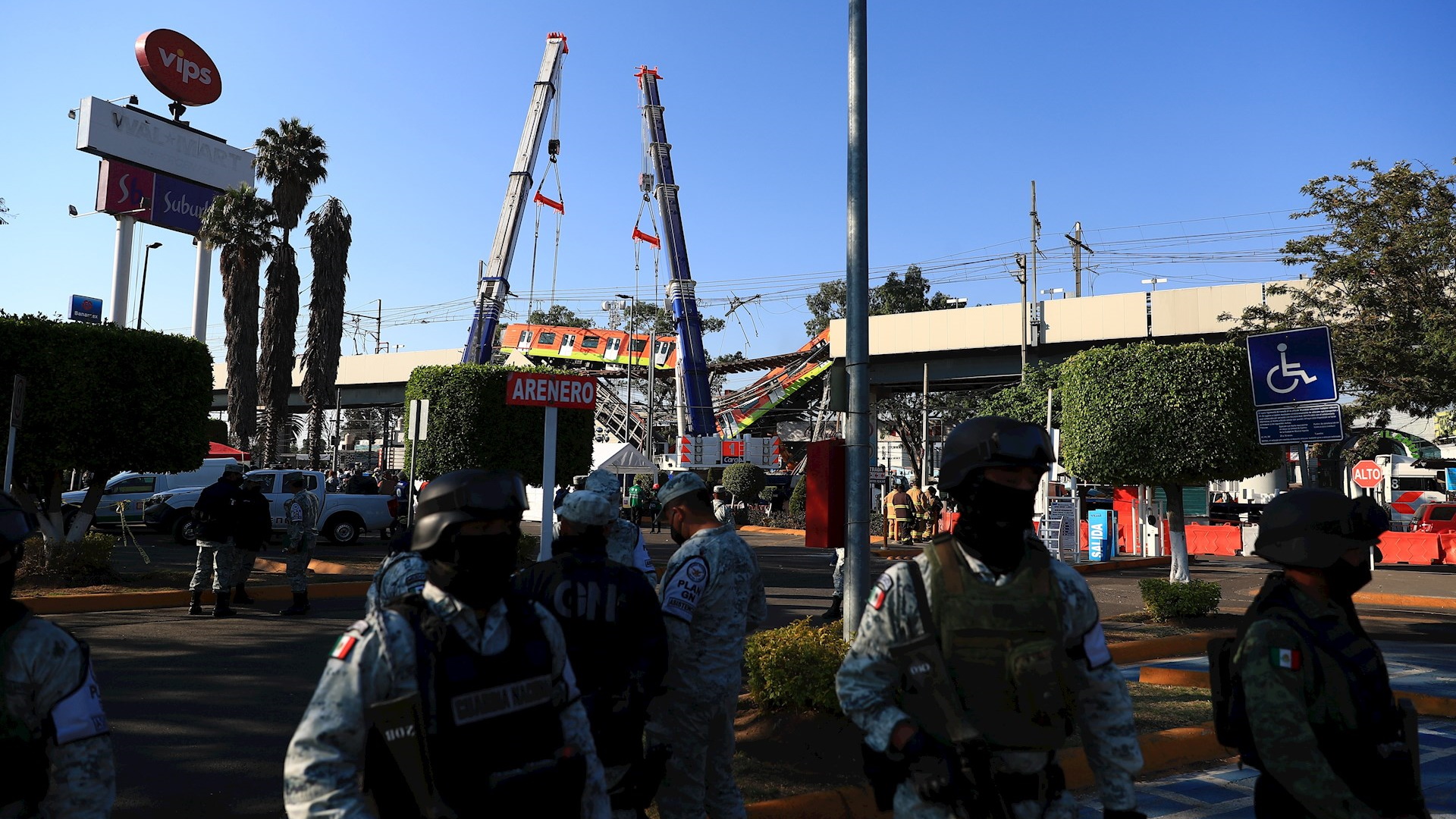 Familiares buscan a sus seres queridos tras accidente en la Línea 12 del Metro