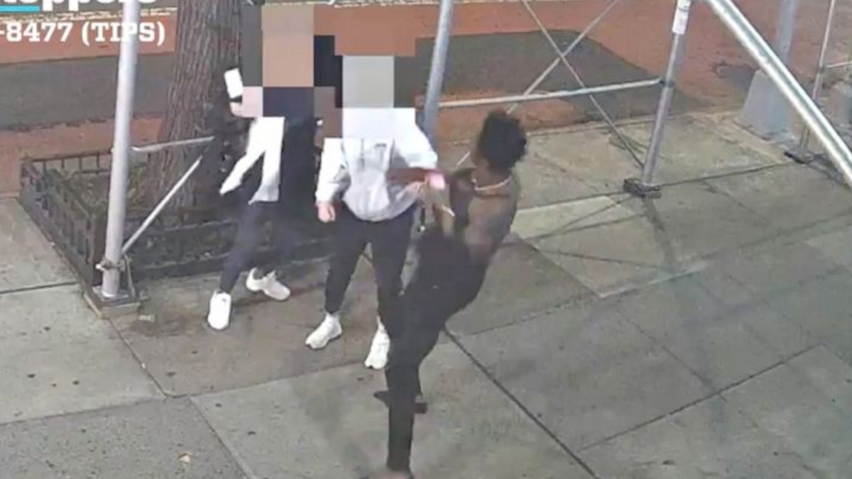 #Video Investigan en NY agresión con martillo contra mujer asiática