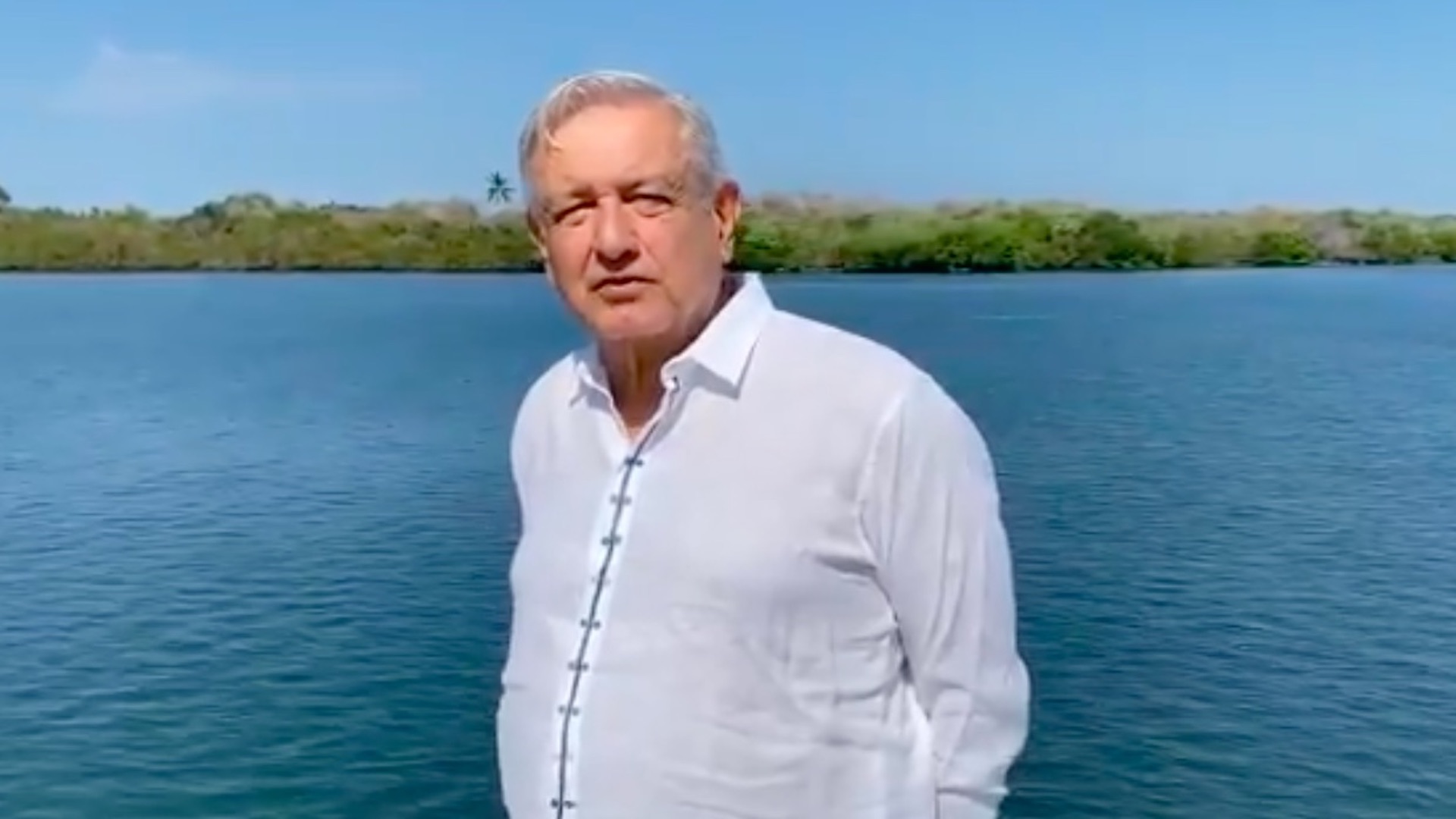 Maestros son parte fundamental de la vida pública de México, asegura López Obrador