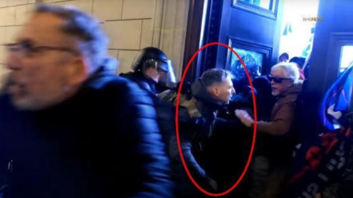 Detienen a marine en activo por asalto al Capitolio de EE.UU.