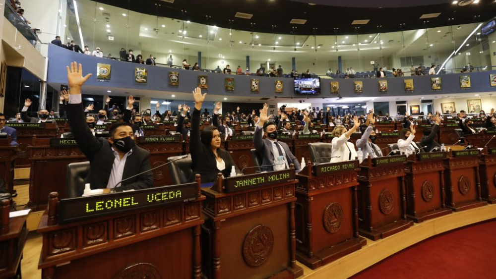 Congreso de El Salvador destituye a magistrados del Supremo