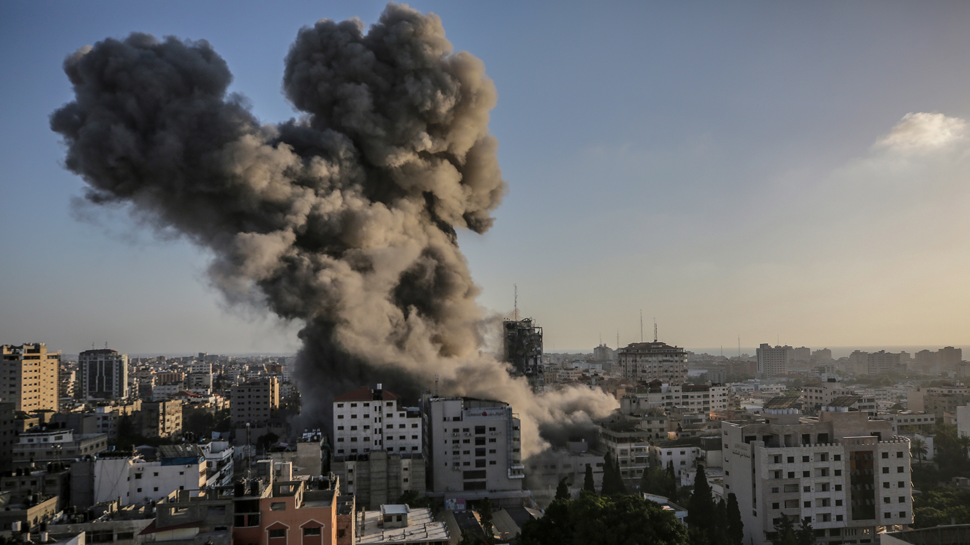 Ataques suman 83 palestinos muertos, entre ellos 17 niños - ataque-israeli-a-la-torre-al-shorouq-en-la-ciudad-de-gaza