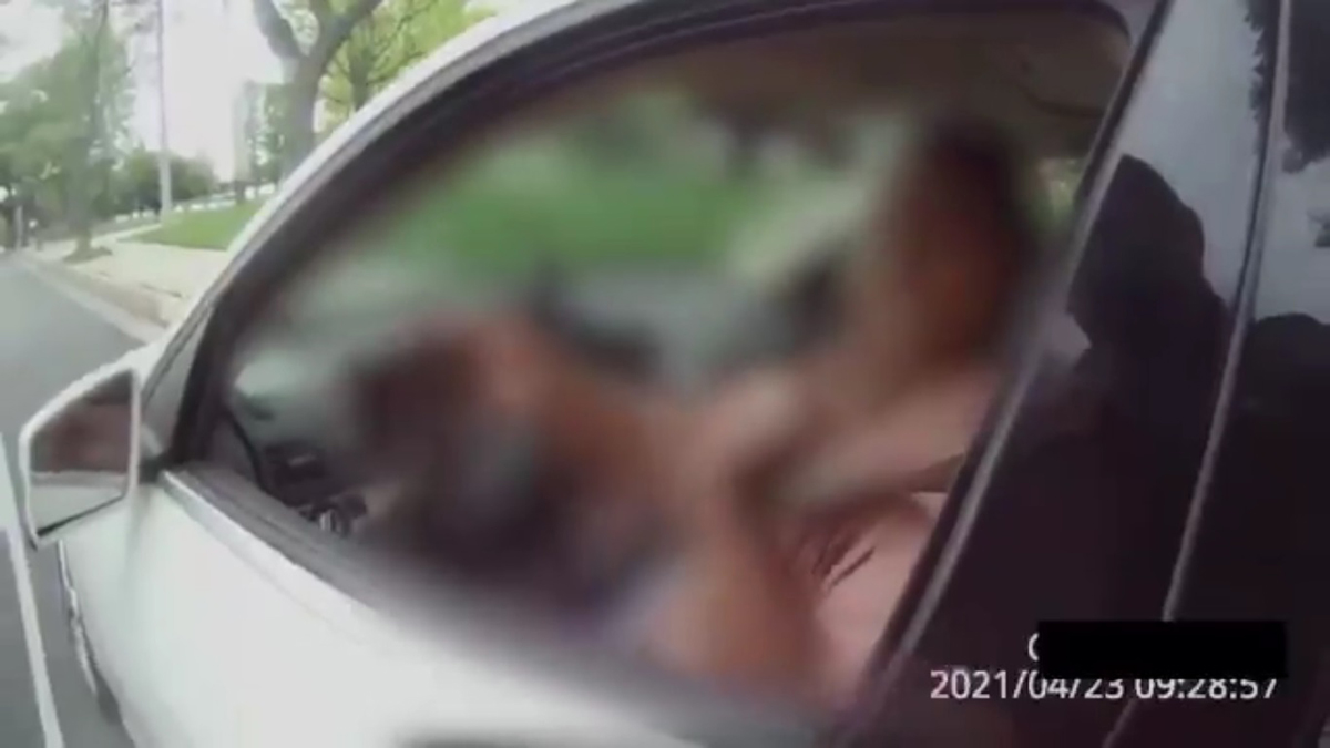 #Video Conductora arremete contra policía de Los Ángeles en ataque racista; “nunca serás blanco”, le dijo