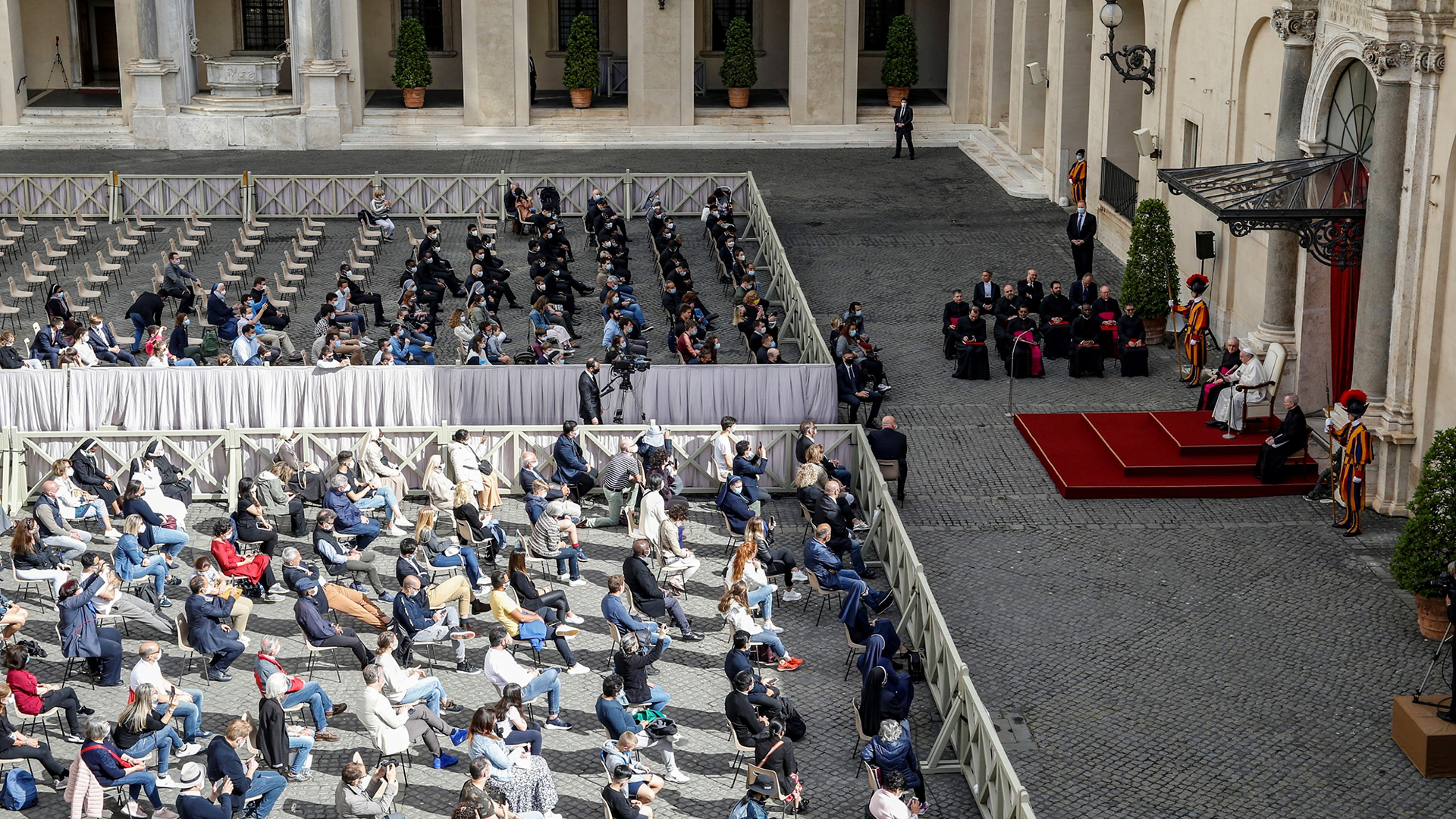 El papa, feliz por volver a estar entre los fieles y "no hablar a una cámara" - audiencia-general-del-papa-francisco