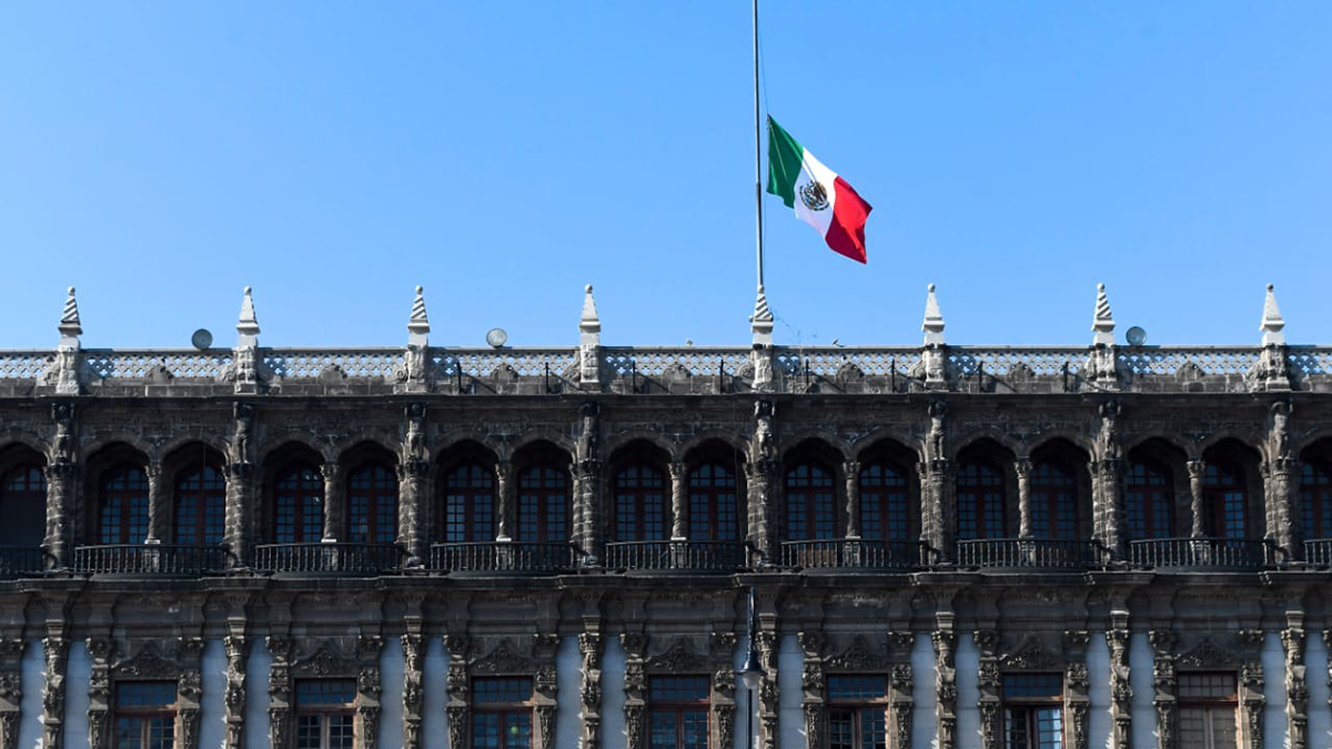 Izan bandera a media asta en Palacio Nacional ante luto por víctimas de colapso en el Metro