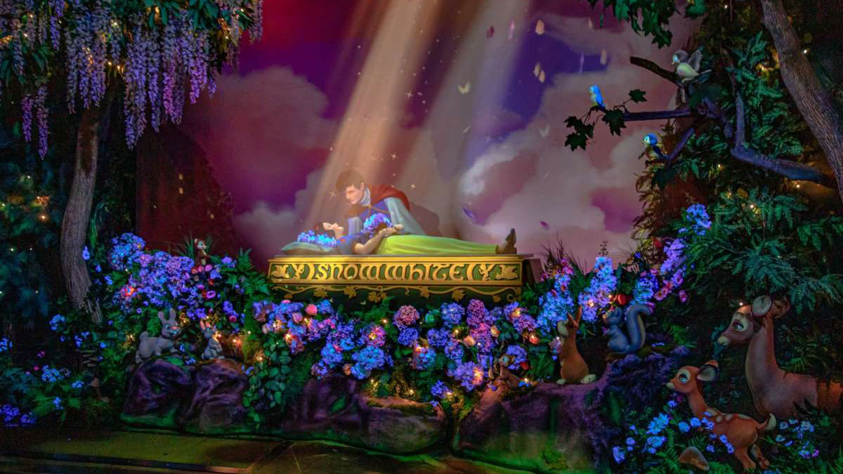 'Cultura de la cancelación' alcanza a Blancanieves; beso del príncipe fue sin consentimiento - beso-del-principe-florian-en-blancanieves-deseo-encantado