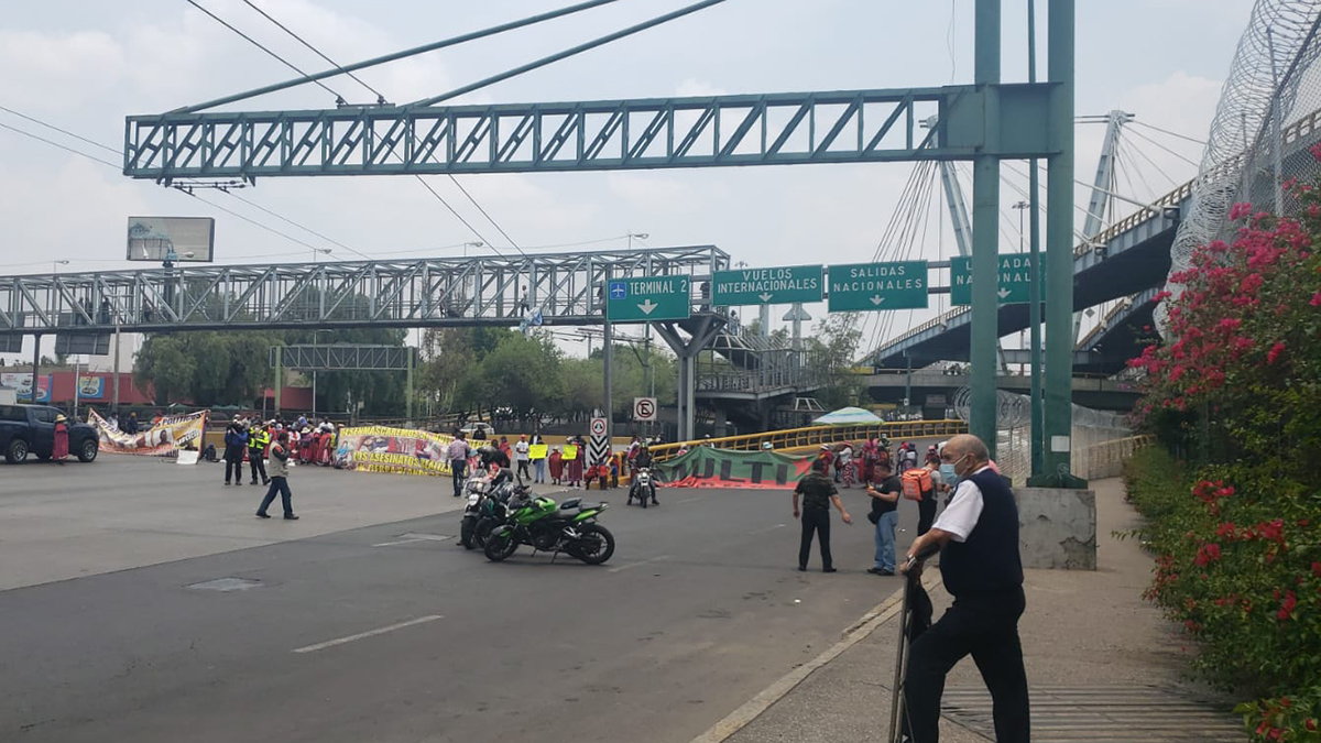 Indígenas triqui bloquean Circuito Interior e impiden paso al ACIM