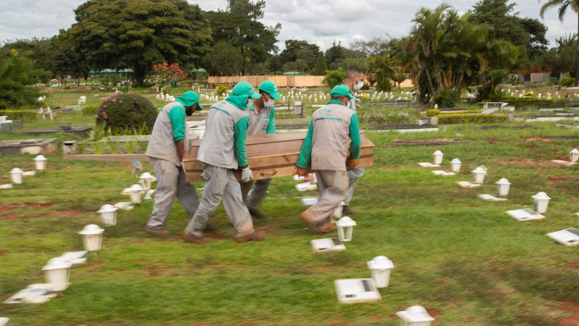 Brasil registra 983 muertes por COVID-19 en medio de la desescalada