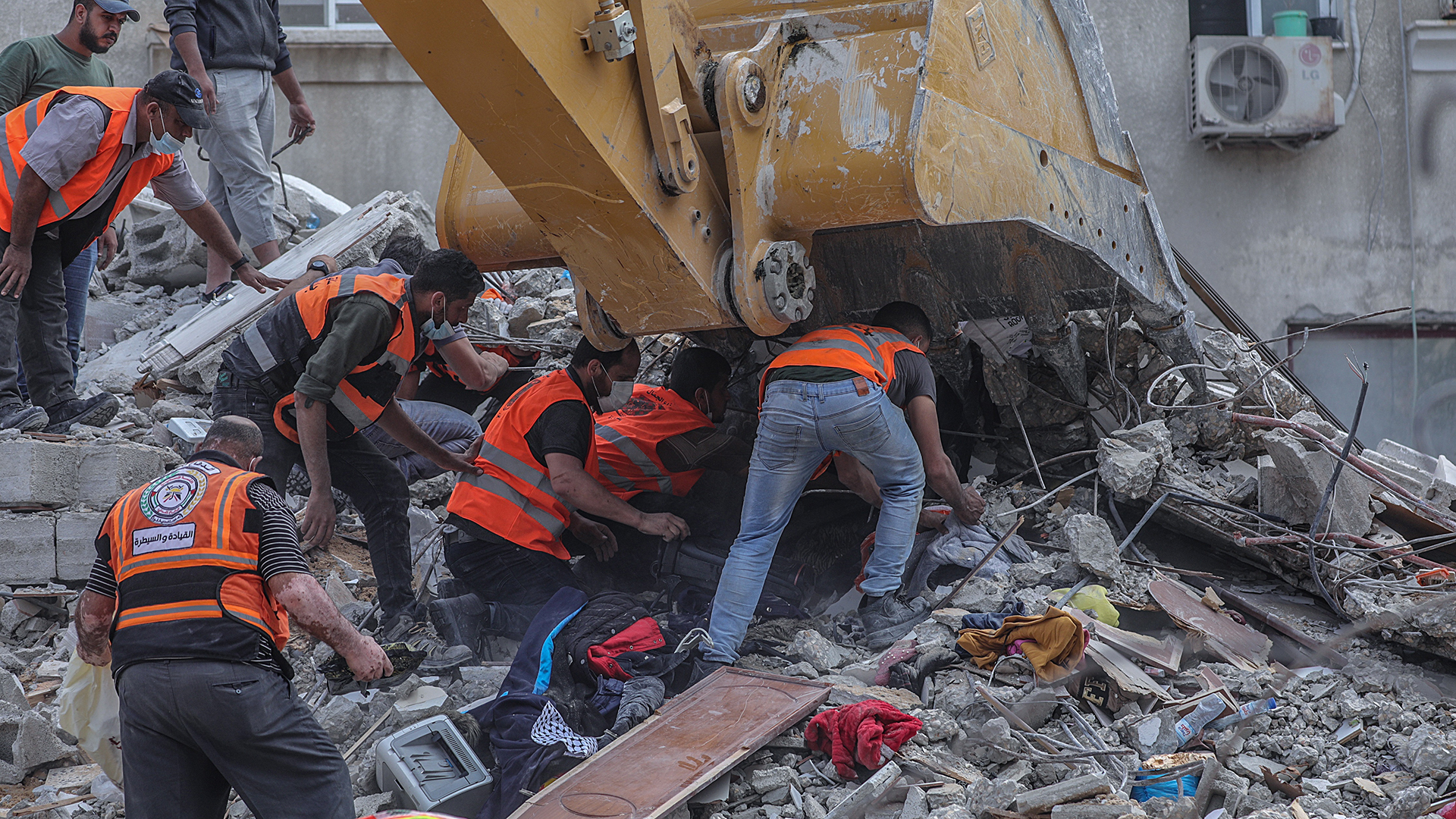 Gaza e Israel marcan su séptimo día de escalada bélica sin símbolos de tregua - busqueda-de-personas-atrapadas-entre-escombros-en-la-ciudad-de-gaza-tras-ataques-israelies