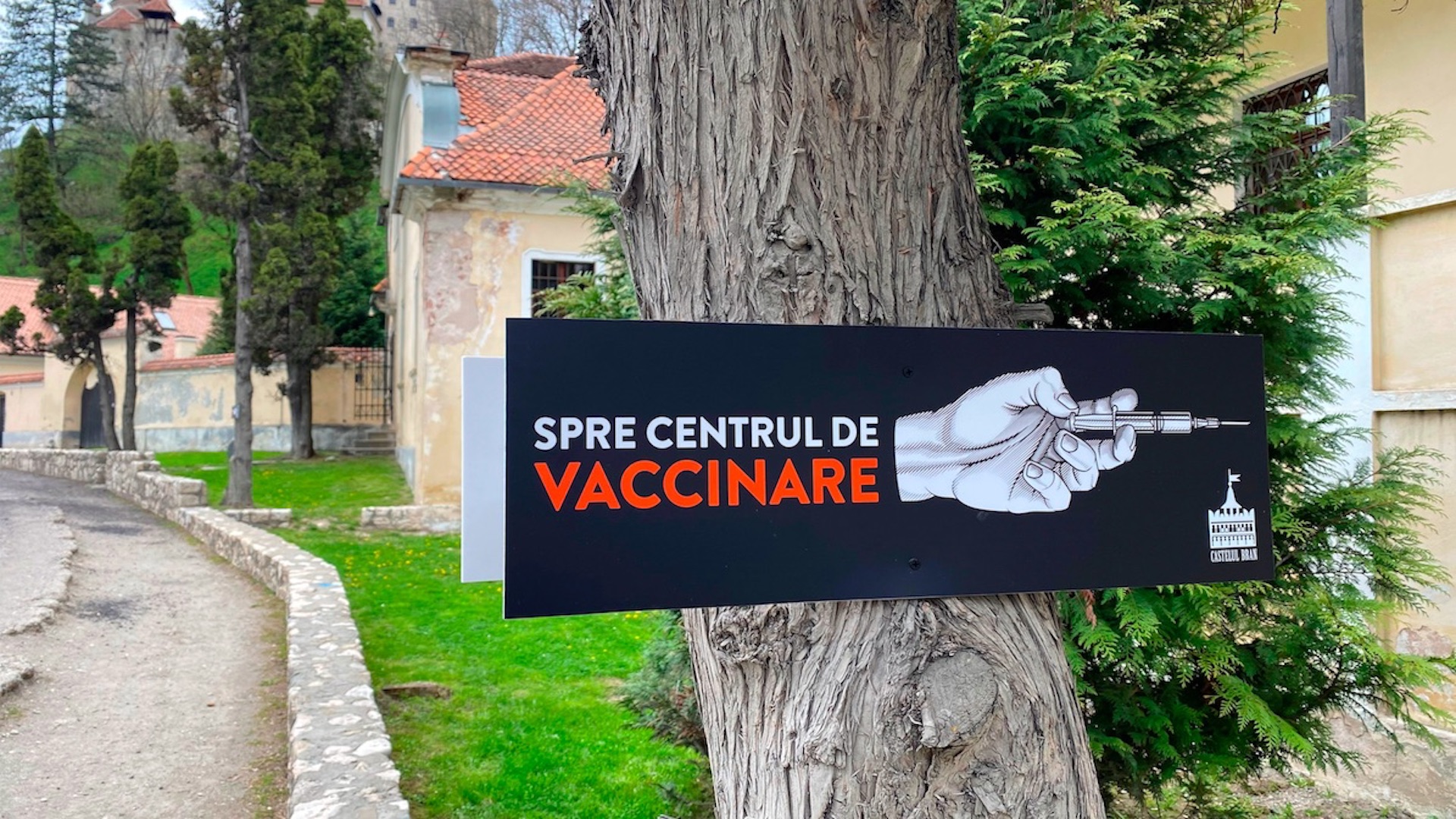 Aplican vacunas gratis contra COVID-19 en el castillo del conde Drácula