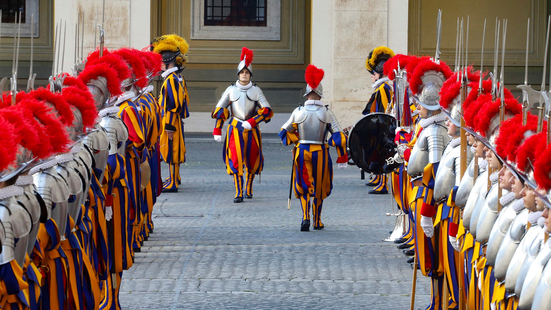 Nuevos guardias suizos juran fidelidad al papa