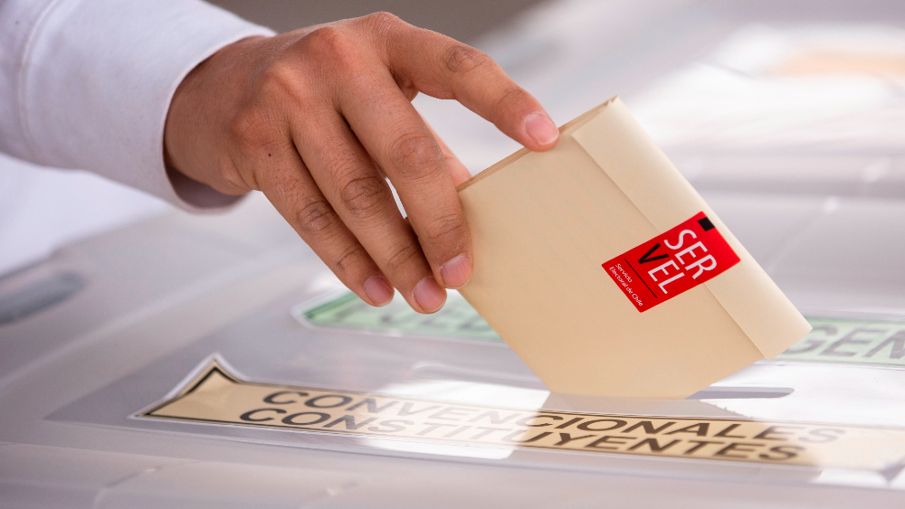Chile afronta elecciones con más casos de COVID-19 de los previstos