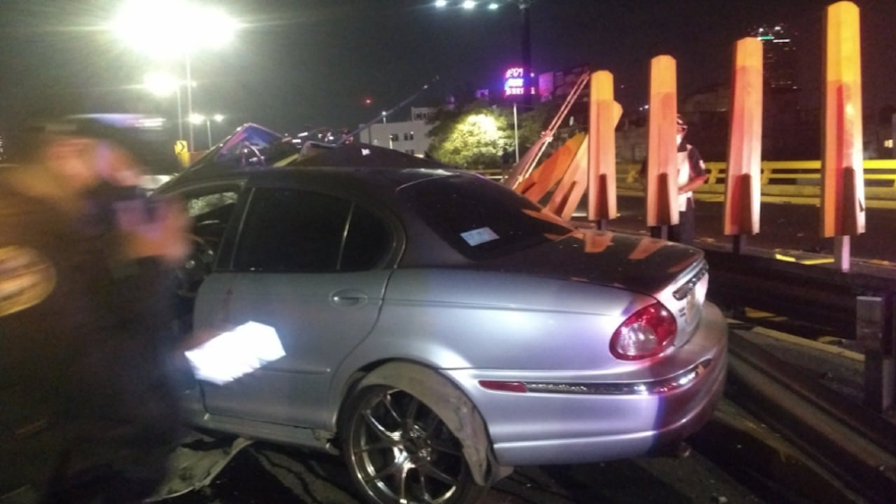 Conductor abandona auto de lujo tras accidente automovilístico en CDMX