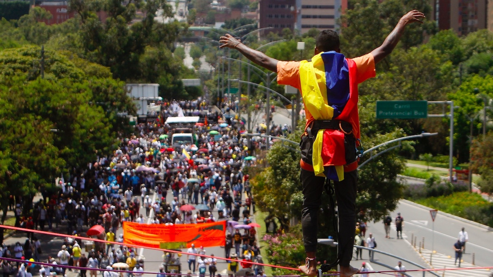 Continúan protestas en Colombia, ahora también exigen frenar violencia